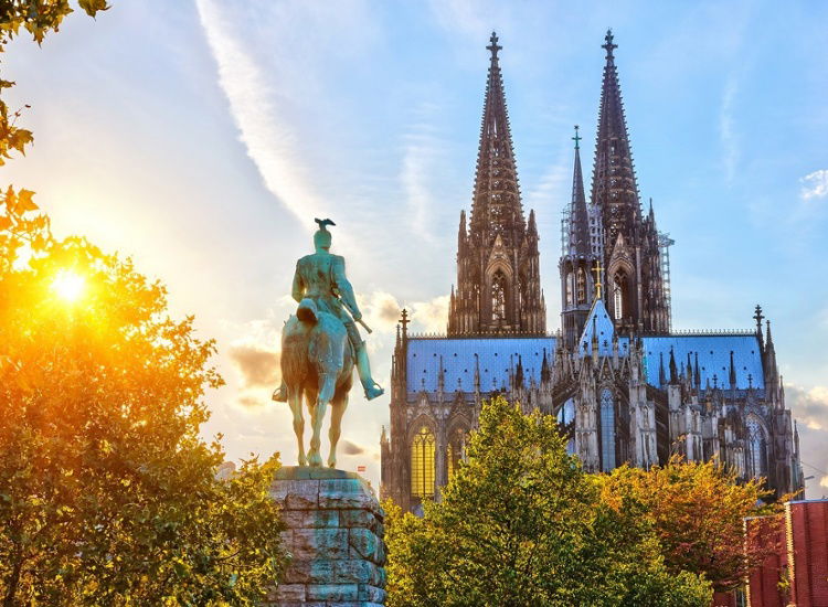 Dom & Rheinufer fußläufig - Köln entdecken im neuen Premier Inn Hotel 