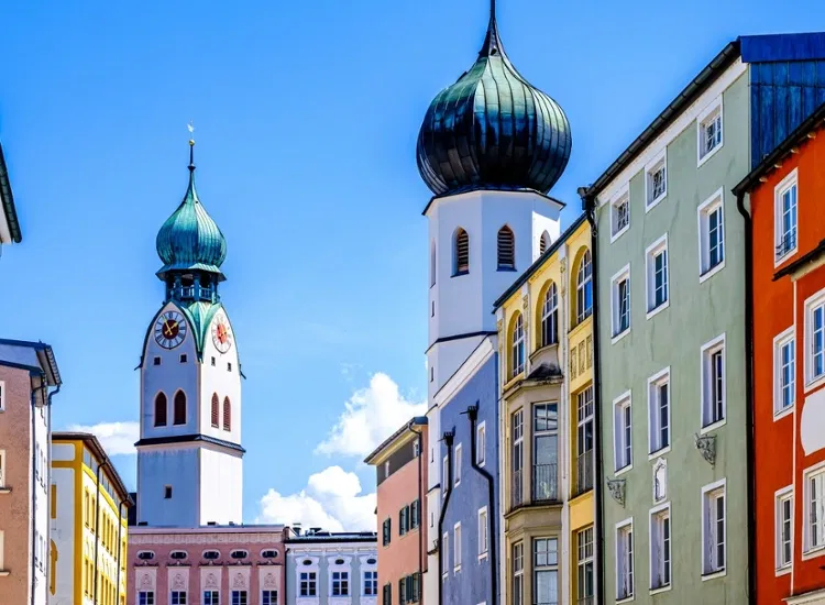 Entdecken Sie Rosenheims Altstadt-Charme & Alpennähe im neuen Premier Inn 