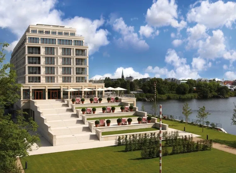 Maritimes Flair und ruhige Eleganz - Wellness im 4* Hotel in Wilhelmshaven