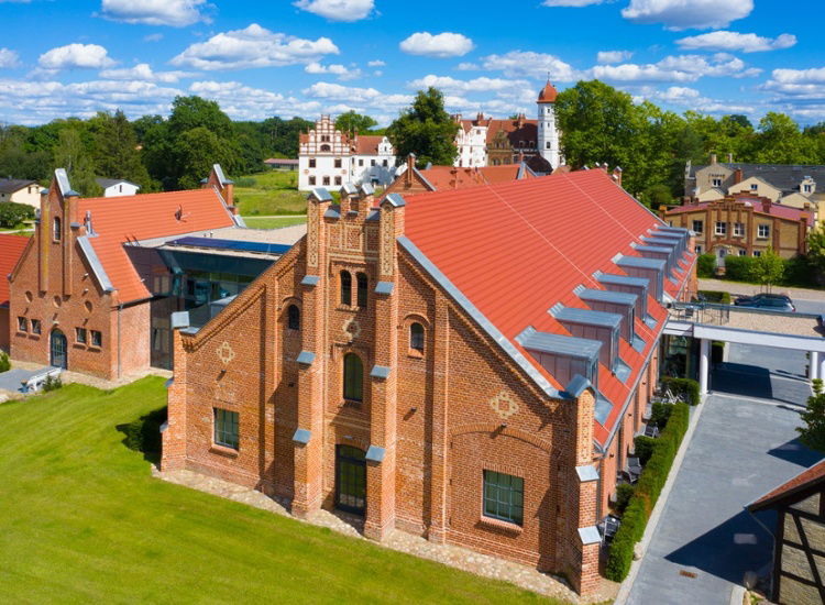 Gutsherrenfeeling mit Schlossblick im Hotel mit neuem Wellnessbereich