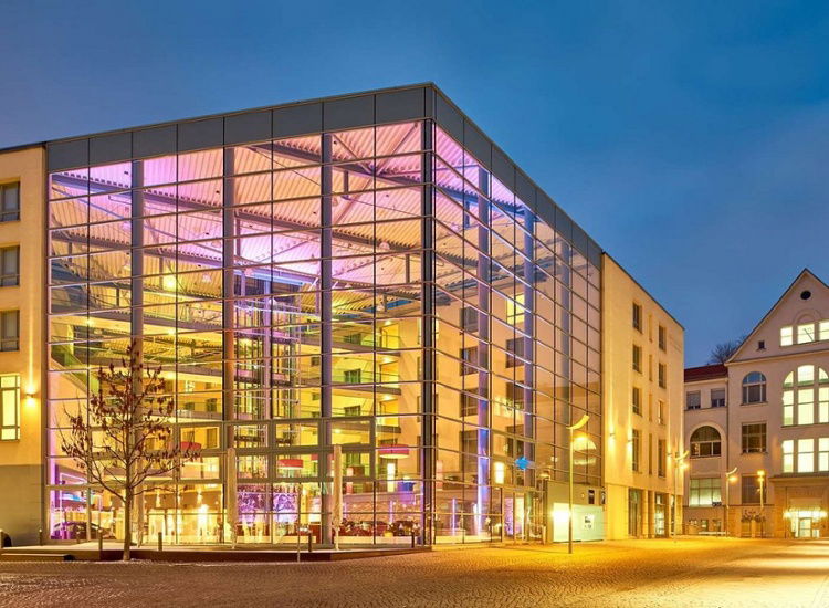Dorint Hotel Am Dom Erfurt Aussenansicht bei Daemmerung