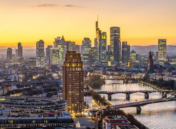Skylineblick und Mainlage - Eleganz im Herzen von Frankfurt - Sachsenhausen