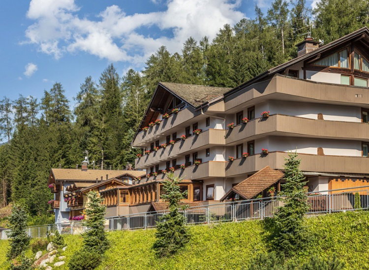 Wellnessauszeit in den Bergen von Dimaro Folgarida mit Panoramablick