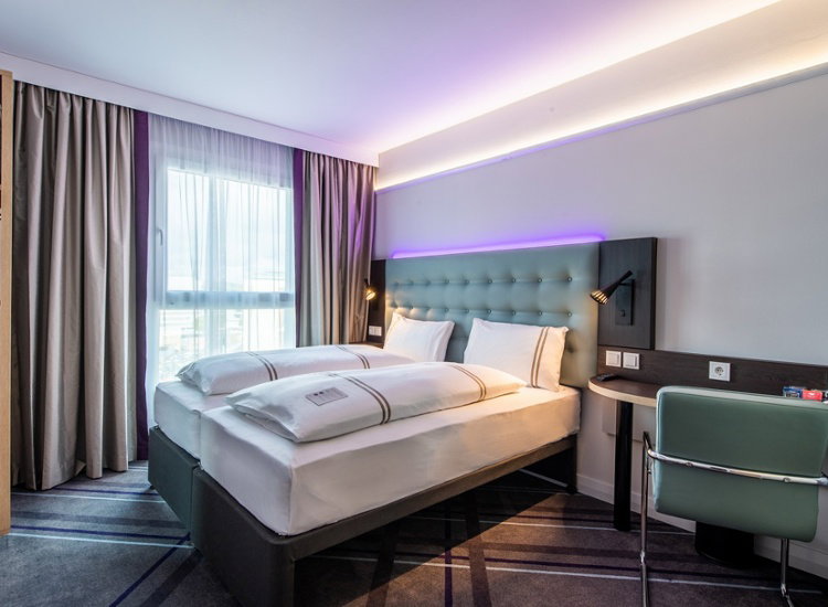 Modernes Hafenhotel zwischen Kreuzfahrtterminal und Nordseeküste