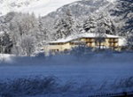 esterno con neve e lago ghiacciato modificato ai
