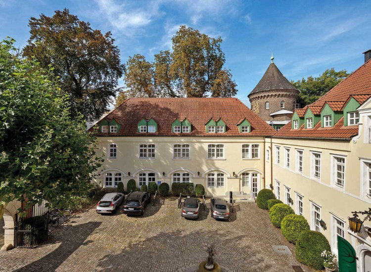 parkhotel engelsburg innenhof beiTag DSC