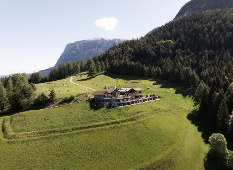 Eigene Terrasse, Panoramasauna und Südtiroler Genuss am Fuße des Schlern