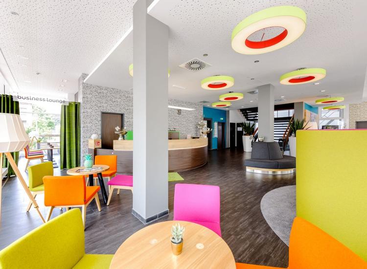 ibis Styles Arnsberg Sauerland Lobby mit Tischen