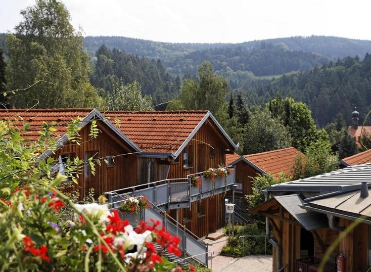 Village Hotel Bayerischer Wald Gebäude mit Aussicht
