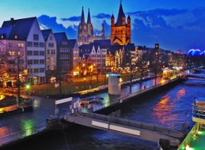 Kölner Altstadt am Abend